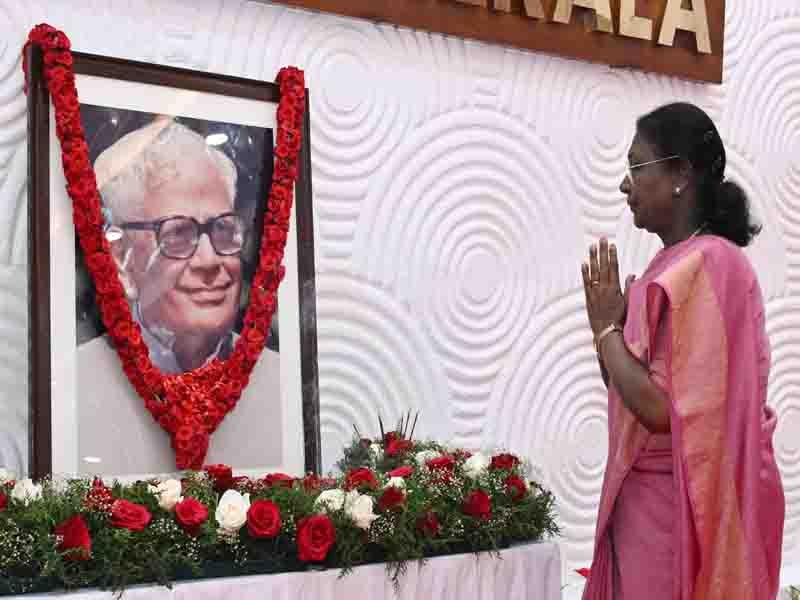 PRESIDENT OF INDIA PAYS FLORAL TRIBUTES TO SHRI R. VENKATARAMAN ON HIS BIRTH ANNIVERSARY