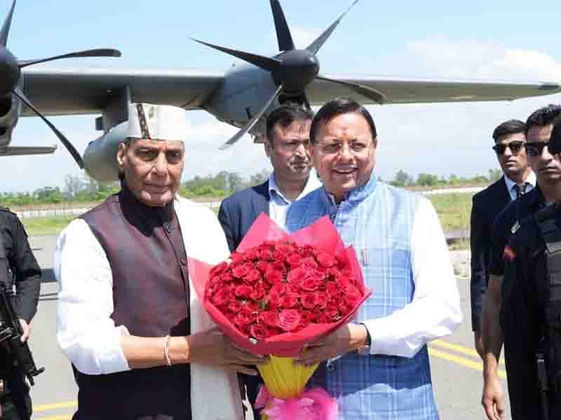 रक्षा मंत्री राजनाथ सिंह के पंतनगर एयरपोर्ट पहुँचने पर मुख्यमंत्री पुष्कर सिंह धामी ने किया उनका स्वागत