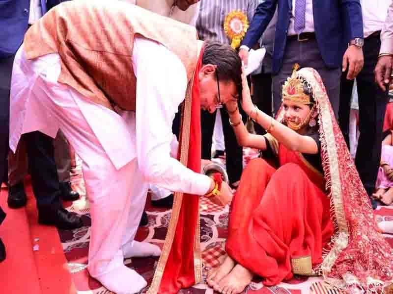 देहरादून स्थित सनातन धर्म मंदिर परिसर में आयोजित सामूहिक कन्या पूजन कार्यक्रम में प्रतिभाग किया CM धामी ने