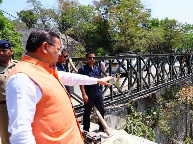 मुख्यमंत्री पुष्कर सिंह धामी ने मसूरी रोड स्थित शिव मंदिर के निर्माणाधीन पुल का किया स्थलीय निरीक्षण
