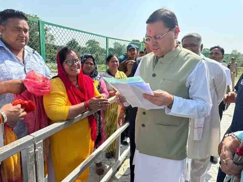 मुख्यमंत्री पुष्कर सिंह धामी ने लोहियाहेड हेलीपैड (ऊधमसिंह नगर) में जनता व जनप्रतिनिधियों से की मुलाकात