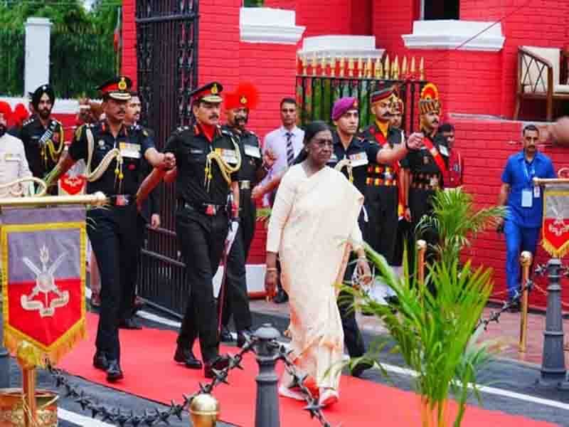 राष्ट्रपति श्रीमती द्रौपदी मुर्मू आज (IMA) में आयोजित पासिंग आउट परेड में मुख्य अतिथि के रूप में हुई शामिल