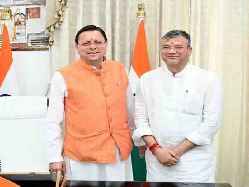 मुख्यमंत्री पुष्कर सिंह धामी से आज देहरादून नगर निगम के मेयर सौरभ थपलियाल ने की भेंट