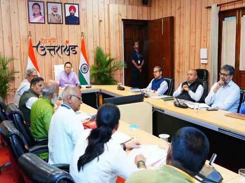 मुख्यमंत्री की अध्यक्षता में आज मुख्यमंत्री आवास में ग्राम्य विकास एवं पलायन निवारण आयोग की बैठक आयोजित की गई
