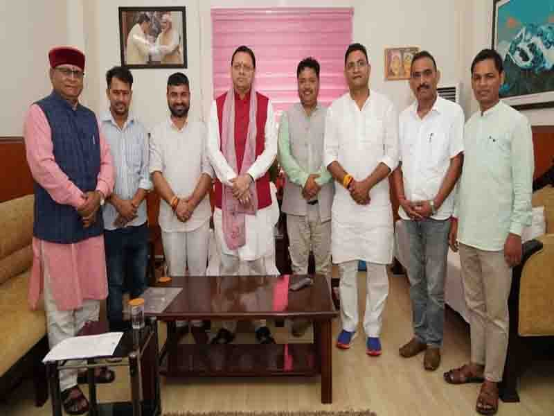 मुख्यमंत्री पुष्कर सिंह धामी से सचिवालय में प्रदेश के विभिन्न जिला सहकारी बैंकों के नवनिर्वाचित अध्यक्षों ने की भेंट