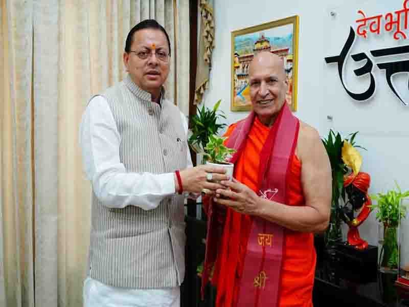मुख्यमंत्री पुष्कर सिंह धामी ने आज शासकीय आवास पर पद्मश्री से सम्मानित योग गुरु स्वामी भरत भूषण का किया स्वागत