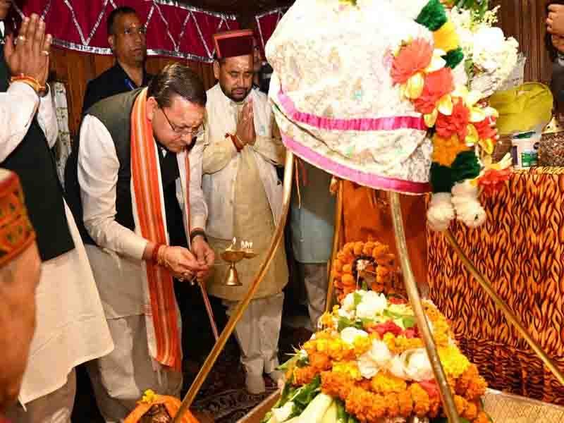 उत्तरकाशी स्थित श्री काशी विश्वनाथ मंदिर में बाबा विश्वनाथ की विशेष पूजा-अर्चना की मुख्यमंत्री पुष्कर सिंह धामी ने